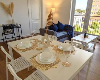 2 bed 1 bath flat sleeps 5 with parking and WiFi - Ipswich - Dining room