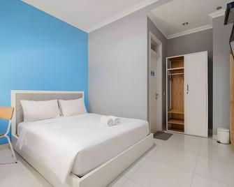 Wisma Kpbd Residence Syariah Mitra RedDoorz - Giacarta - Camera da letto