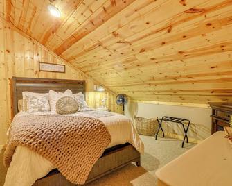 Modern Cabin w/ Grill Near Golf & Bass Fishing! - Burkesville - Bedroom