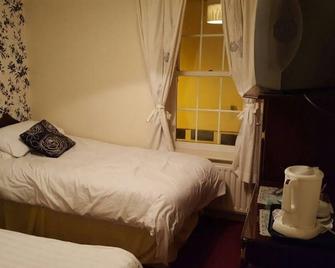 Fennessy's Hotel - Clonmel - Bedroom