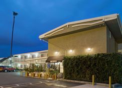 Super 8 by Wyndham Los Angeles-Culver City Area - Los Angeles - Building
