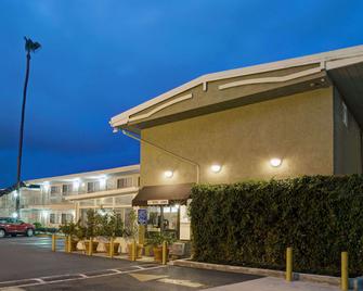 Super 8 by Wyndham Los Angeles-Culver City Area - Los Angeles - Building