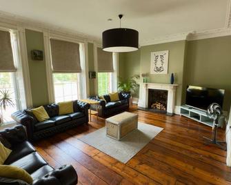 Manchesters Ultimate House - Hot tub - Sleeps 23! - Salford - Living room