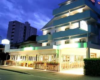 Hotel Oasi - Lignano Sabbiadoro - Building