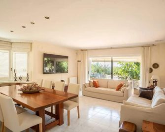 Homerez - Comfortable House in Sitges with Shared Pool - Sitges - Living room