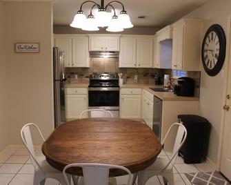 20 minutes to LRAFB. Spacious home close to shopping & eating. . - Cabot - Kitchen