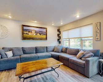 Family-friendly lakefront escape with outdoor patio dining and private dock - Sedro Woolley - Living room