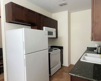 Miranda Lambert's famous Pink Pistol is a 5-minute walk from this apartment - Lindale - Keuken
