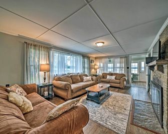 Boat and Ski Home on Edinboro Lake with Grill! - Edinboro - Sala de estar