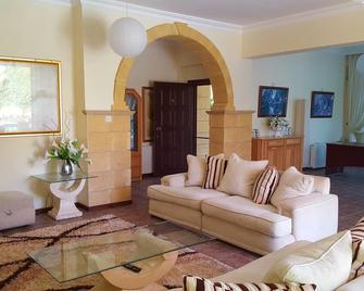 Large Luxury 4 bedroom Villa With Private Swimming Pool In Lapta, North Cyprus. - Lápithos - Huiskamer
