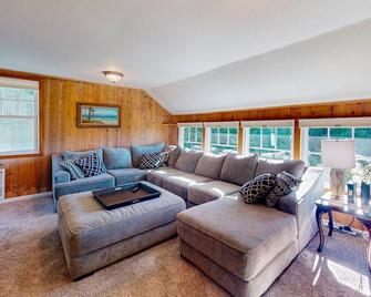 Spacious home with river views, hot tub, covered porch, deck, grill, & W/D - Gardiner - Living room