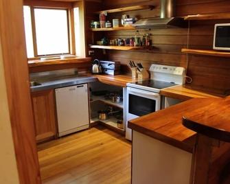 Character Log Lodge with Great Mountain Views - Ohakune - Кухня