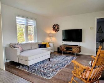 Hôtel À La Maison - Oasis Du Lac Kénogami - Larouche - Living room