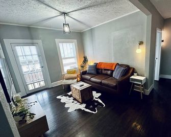 Cozy and modern 2 bedroom apartment with balcony in downtown Elkins, WV - Elkins - Вітальня