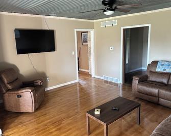 Fully remodeled Handicap friendly house, 10 miles W of Tolna that sleeps 9 ppl - Tolna - Living room