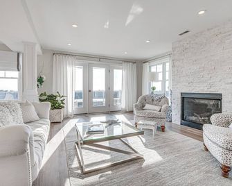 Walk to Rye Harbor State Park Home with Ocean Views - Rye - Sala de estar