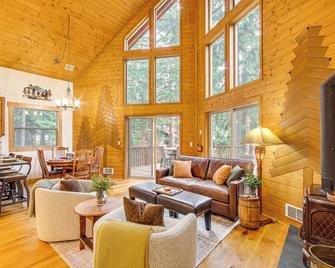 Hot Tub, Deck and Game Room Cle Elum Cabin! - Cle Elum - Obývací pokoj