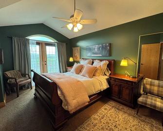 Huge Waterton River Lodge (Residence on a beautiful 3 acres backing the river) - Waterton