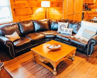 Cozy and Comfortable Lake Cabin - Brodhead - Living room