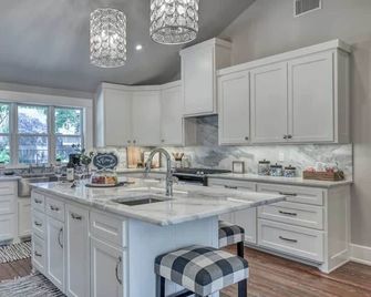 Modern Luxurious Home-w/game Room and Firepit! - Fredericksburg - Kitchen