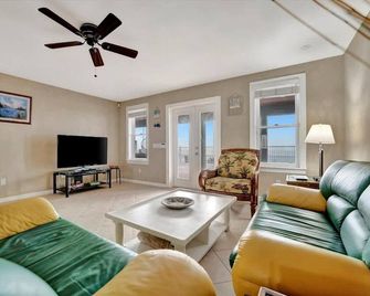 Stones Throw Beachfront Family Suite #3 Views - Clearwater Beach - Living room