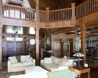 Custom Built 5 brdm, 4 bath on Lake of Bays! Sandy Beach! Boathouse! SW Exposure - Bondi Village - Sala de estar