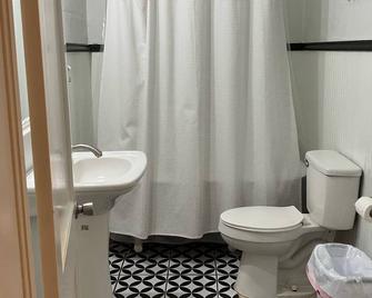 Rosehill Historic Farmhouse- Contactless, Private, Serene yet close to it all! - Tomball - Bathroom