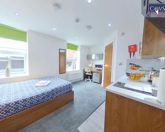 Victoria House - Deluxe Studios In Coventry City Centre, Free Parking, By Covstays - Coventry - Bedroom