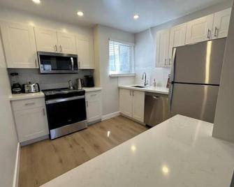 2 Bedroom Beauty! Located on the Lakeshore in Port Credit, Mississauga. - Mississauga - Kitchen