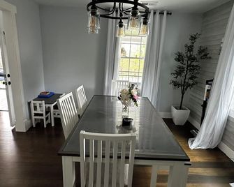 Charming 3-bedroom completely remodeled country house in Tappahannock with AC - Tappahannock - Sala pranzo