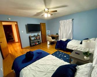 Mid Century Themed Limestone Cottage - 2 Bedrooms Sleeps 6 - Pets Welcome! - Bedford - Habitación
