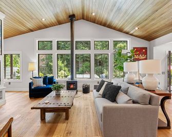 Mountain-View Retreat with Hot Tub & Waterfalls - Cascade Locks - Soggiorno