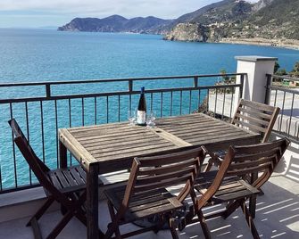 A typical Ligurian house in MANAROLA with roof terrace, sea views and AC. - Manarola - Balcony