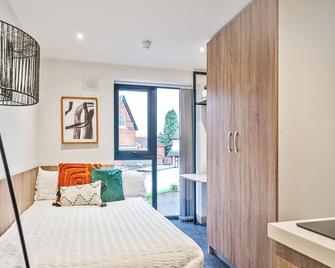Modern Studio Apartment with Free Parking in Wolverhampton 5min walk to City Centre - Wolverhampton - Bedroom