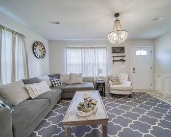 Simply Sweet 3 Bedroom Home - near MS&T & Fort Leonard Wood - Rolla - Вітальня