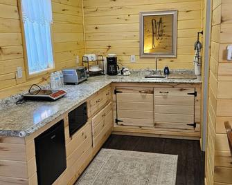 Cozy cabin in lovely La Sal with WiFi, AC/Heating,Kitchen,grill,firepit and more - La Sal