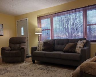 The Sunshine Shack of Newberry Michigan conveniently located and sleeps up to 8 - Newberry - Living room