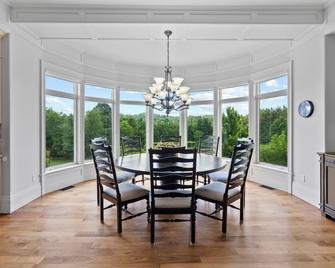 Where Luxury Meets Nature - Shelburne - Dining room