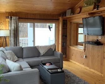 Cowan Lake Retreat is the perfect getaway for the nature lover or just to relax. - Wilmington - Living room
