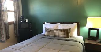 Hilltop Lodge And Cabins - International Falls - Bedroom