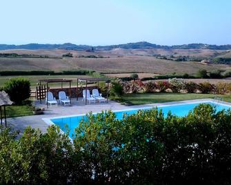 On a farm in the countryside 30 km from Volterra for two adults and a child - Chianni - Piscina