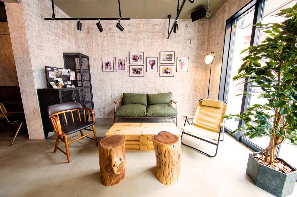 تين تو تين هوستل