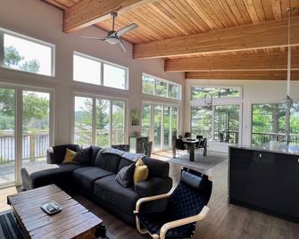 7 min to town! Book now! - Kenora - Living room
