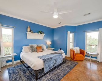 4 2 Firepit hot tub Scenic Views L2 EV Charger - Dripping Springs - Bedroom
