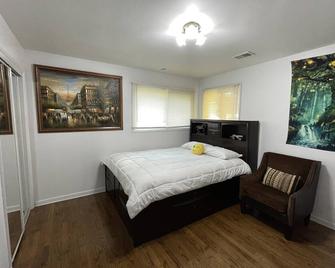 Amazing Mid-Term Rental Entire Home In Glenview - Northbrook - Bedroom