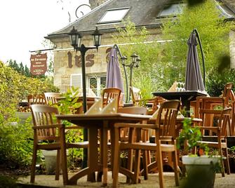 Logis Hotel Les Terrasses - Longpont - Binnenhof