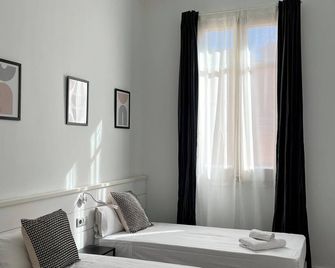 Apartamentos Express by gaiarooms - Barcelona - Bedroom