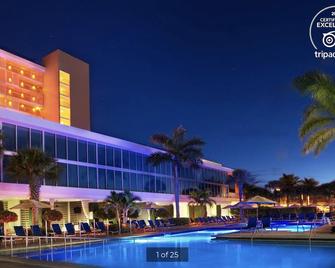 Family Getaway in Marco Island - 2 Bedroom/ 2 Bath Villa - Poolside - Marco Island - Edificio