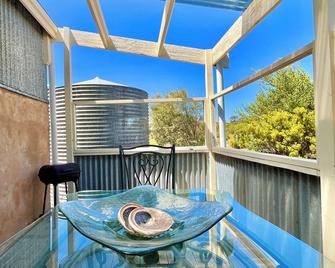 Self contained cabin in quiet coastal bushland setting. Pet friendly! - Robe - Balkon