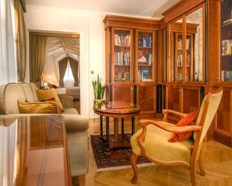 Judita Palace Heritage Hotel - Split - Living room